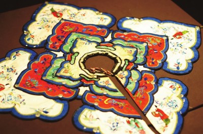 古玩數(shù)量有限，可遇不可求，也考驗經(jīng)濟(jì)實力，專家表示，藏家們可以把視野放寬點，拓展門類、聚焦當(dāng)下。圖為在京津冀民間收藏文化展上亮相的民間藏品：河北刺繡女裝云肩。圖 東方IC