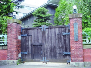 位于日本東京上野公園的東京美術學校舊址，今屬東京藝術大學