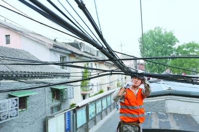 以景山、東華門、前門地區為實施重點，東城區將全面實施架空線梳理整治。    閆文攝