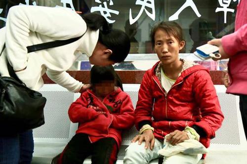男嬰在母親懷里被搶走 警方7小時抓獲嫌犯