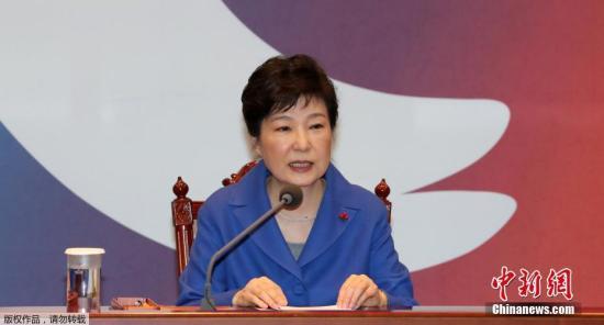 當地時間12月9日，韓國首爾，韓國國會通過總統彈劾案后，樸槿惠與韓國總理黃教安一起現身，與國務委員會面交談。當天，韓國國會表決通過樸槿惠彈劾案，她將被立即停職，并由總理代行總統職責。
