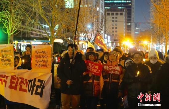 當地時間12月10日，韓國民眾舉行“親信干政”事件后第七輪大規模集會。雖然前一日韓國國會通過總統彈劾案，樸槿惠已被暫停總統職權，但示威民眾仍高喊口號，要求樸槿惠立即下臺。當日也有“親樸派”市民團體舉行游行，反對彈劾案，稱“彈劾無效”。中新社記者 吳旭 攝