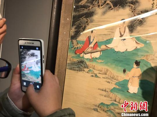“向大師致敬——中國藝術大師精品展”10日在山西省太原美術館開展，僅三天的展覽時間吸引了眾多民眾圍觀。展覽匯集了齊白石、黃賓虹、徐悲鴻、張大千、傅抱石、劉海粟等中國二十世紀杰出藝術大師的真跡，這在中國美術展覽史上并不多見?！『　z
