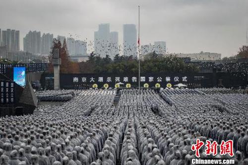 在侵華日軍南京大屠殺遇難同胞紀(jì)念館，南京大屠殺死難者清涼山叢葬地等17個(gè)叢葬地，12個(gè)社區(qū)以及愛(ài)國(guó)主義教育基地同時(shí)舉辦了悼念儀式。　泱波 攝