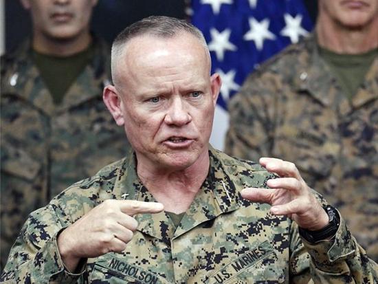 美國海軍陸戰(zhàn)隊指揮官勞倫斯·尼克爾森（中）在新聞會上發(fā)表講話。（新華/美聯(lián)）