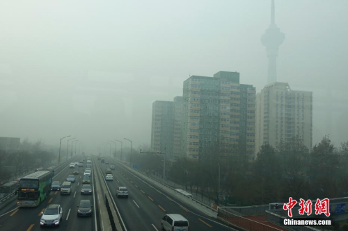 12月20日，北京西三環籠罩在霧霾中，因單雙號限行路上車輛明顯減少。<a target='_blank' href='http://www.chinanews.com/'>中新社</a>記者 盛佳鵬 攝