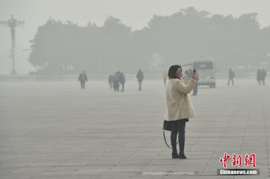 資料圖：12月20日，北京大霧、霾預警雙發，局地能見度不足50米。<a target='_blank' href='http://www.chinanews.com/' >中新網</a>記者 金碩 攝