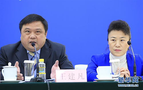 財(cái)政部稅政司司長(zhǎng)王建凡（左）和全國(guó)人大常委會(huì)法工委經(jīng)濟(jì)法室副主任王清出席新聞發(fā)布會(huì)，回答關(guān)于《中華人民共和國(guó)環(huán)境保護(hù)稅法》的問題