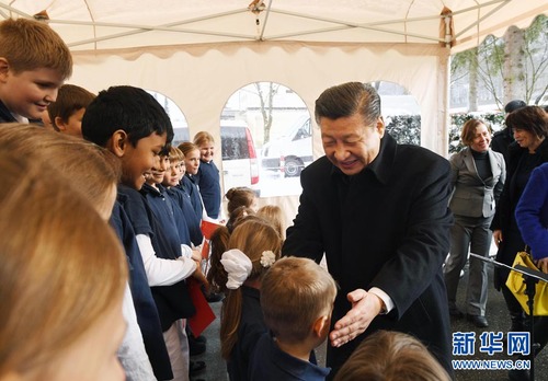 這是習近平在伯爾尼克爾薩茨火車站觀看瑞士童聲合唱團表演后，與合唱團的小演員交流。 新華社記者 饒愛民 攝