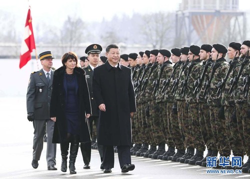 1月15日，國家主席習近平乘專機抵達蘇黎世，開始對瑞士聯邦進行國事訪問。 這是習近平在瑞士聯邦主席洛伊特哈德陪同下檢閱儀仗隊。新華社記者 蘭紅光 攝