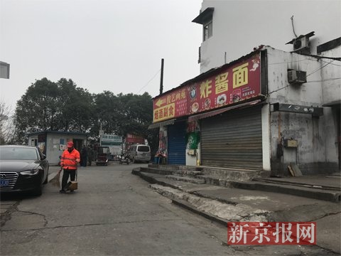 案發(fā)地點位于武昌火車站東廣場附近的城中村，地上的血跡被清理干凈了。 新京報記者 曹曉波攝