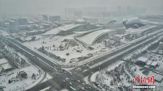 2月21日，呼和浩特降下大雪，交通受阻，市內快速路全線封閉，當地氣象部門發布暴雪黃色預警與道路結冰黃色預警信號。徐小鋼 攝