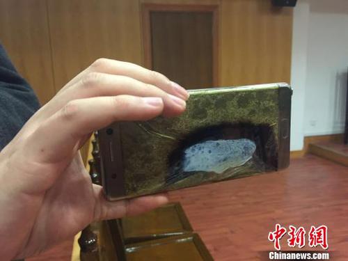 2017年2月22日，上海首起因使用三星Note7手機爆炸而訴至法院的案件在上海市金山區法院開庭。這起曾引起媒體廣泛關注的案件當庭和解，三星公司返還購機款，并按購機款三倍予以賠償。圖為發生自燃的三星NOTE7手機。　李姝徵 攝