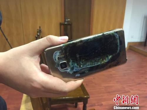 2017年2月22日，上海首起因使用三星Note7手機爆炸而訴至法院的案件在上海市金山區法院開庭。這起曾引起媒體廣泛關注的案件當庭和解，三星公司返還購機款，并按購機款三倍予以賠償。圖為原告購買的、后發生自燃的三星NOTE7手機。　李姝徵 攝