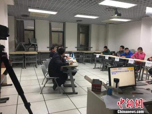 圖為面試現場。　黨田野 攝