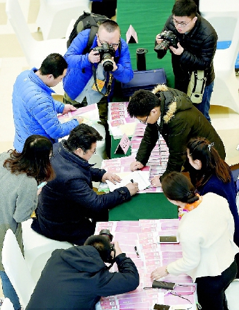 3月1日，來自河南的全國政協委員抵達北京，出席全國政協十二屆五次會議。