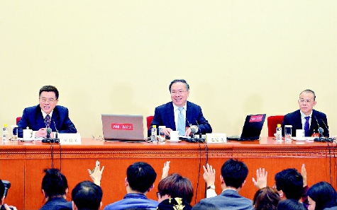 ▲3月2日，全國政協十二屆五次會議新聞發布會在北京人民大會堂舉行，大會新聞發言人王國慶介紹會議有關情況并回答中外記者提問。  本報記者  賈寧  攝