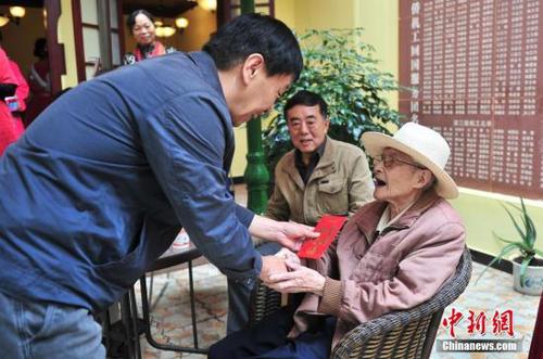 資料圖 工作人員向歸國華僑送上節日問候。 <a target='_blank' href='http://www.chinanews.com/'>中新社</a>記者 劉冉陽 攝