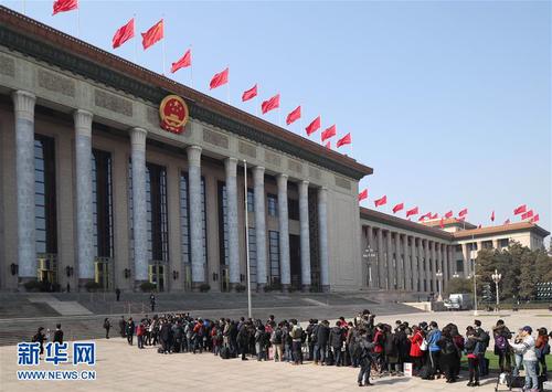 3月3日，中國人民政治協(xié)商會議第十二屆全國委員會第五次會議在北京人民大會堂開幕。這是記者在排隊等待進入人民大會堂。 新華社記者 張鋮 攝
