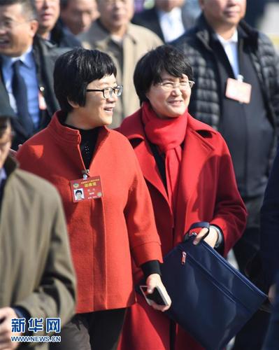 月3日，中國人民政治協(xié)商會議第十二屆全國委員會第五次會議在北京人民大會堂開幕。這是全國政協(xié)委員抵達天安門廣場。 新華社記者 金良快攝