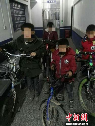 說走就走！云南四小孩騎行8小時被民警“撿到”