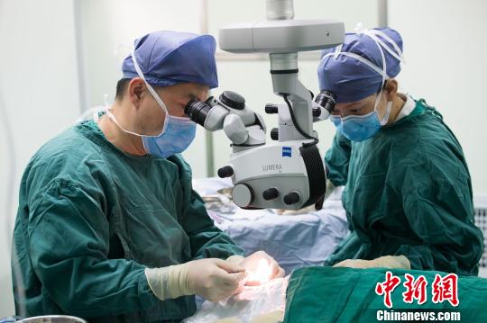 中國中醫科學院眼科醫院眼科主任醫師、教授林濤(左)為留守老人做白內障手術。　李南軒 攝