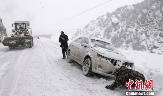 圖為武警交通第二支隊六中隊官兵勘察車輛受困情況 王毅凱 攝