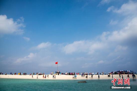 近日，<a target='_blank' href='http://www.chinanews.com/'>中新社</a>記者隨新投入西沙生態(tài)旅游航線運營的“長樂公主”游輪，進(jìn)入西沙群島永樂環(huán)礁，探訪風(fēng)景如畫的西沙海域。圖為全富島風(fēng)光。<a target='_blank' href='http://www.chinanews.com/'>中新社</a>記者 洪堅鵬 攝