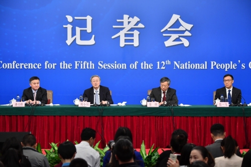 3月10日，十二屆全國人大五次會議新聞中心舉行記者會，邀請中國人民銀行行長周小川、副行長易綱、副行長兼國家外匯管理局局長潘功勝、副行長范一飛就“金融改革與發展”的相關問題回答中外記者的提問。
