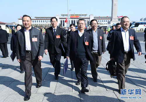 3月10日，全國政協(xié)十二屆五次會議在北京人民大會堂舉行第三次全體會議。這是委員們走向會場。新華網 翟子赫 攝2