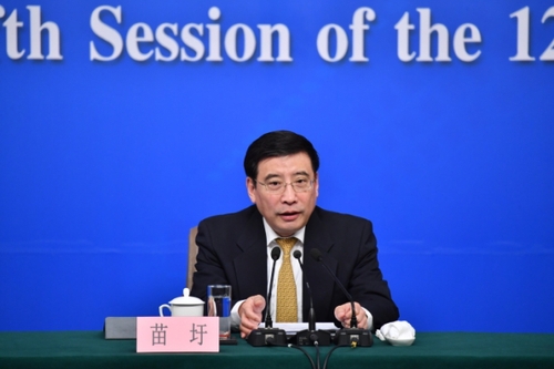3月11日，十二屆全國人大五次會議新聞中心舉行記者會，邀請工業和信息化部部長苗圩、副部長辛國斌和總工程師、新聞發言人張峰就“推進實施‘中國制造2025’”的相關問題回答中外記者的提問。這是苗圩在回答記者提問。新華社記者 李鑫攝
