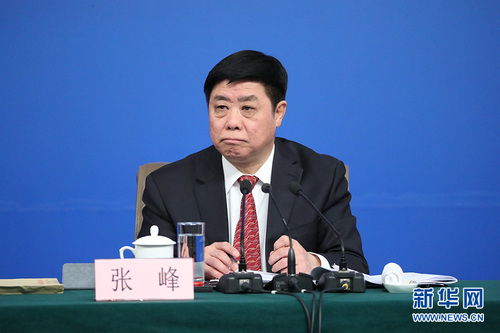 3月11日，十二屆全國人大五次會議新聞中心舉行記者會，邀請工業和信息化部部長苗圩、副部長辛國斌和總工程師、新聞發言人張峰就“推進實施‘中國制造2025’”的相關問題回答中外記者的提問。圖為工業和信息化部總工程師張峰。新華網中國政府網 翟子赫 攝