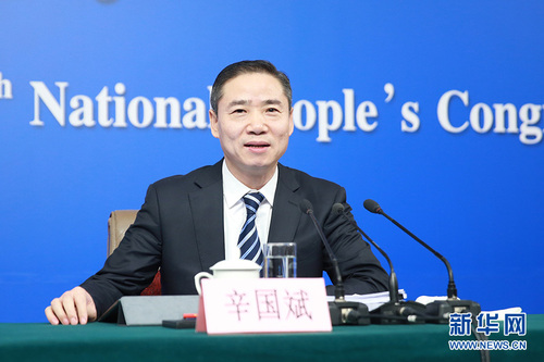 3月11日，十二屆全國人大五次會議新聞中心舉行記者會，邀請工業和信息化部部長苗圩、副部長辛國斌和總工程師、新聞發言人張峰就“推進實施‘中國制造2025’”的相關問題回答中外記者的提問。圖為工業和信息化部副部長辛國斌。新華網中國政府網 翟子赫 攝