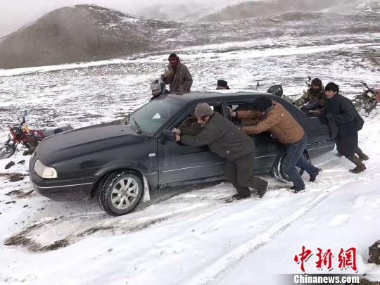 圖為降雪導(dǎo)致路面結(jié)冰，牧區(qū)行車困難。　鐘欣 攝