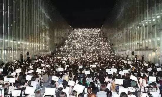 韓國學生抗議梨花女子大學招收鄭維羅。