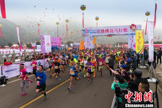 海峽兩岸山地桃花馬拉松開(kāi)跑共敘兩岸跑友情