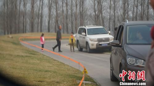 人民日報評游客虎區下車：總有人把記性放別人腦袋里