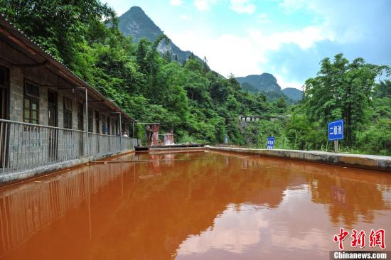 資料圖：7月6日，位于廣西河池市環江縣北山村的北山溪長達7公里的流水顏色發黃，流經之處河床、石頭、草木無不被“染色”。圖為一鉛鋅礦開采企業的礦坑水處理池，存在未對礦坑水進行任何處理就向溪流排放的嫌疑。洪堅鵬 攝