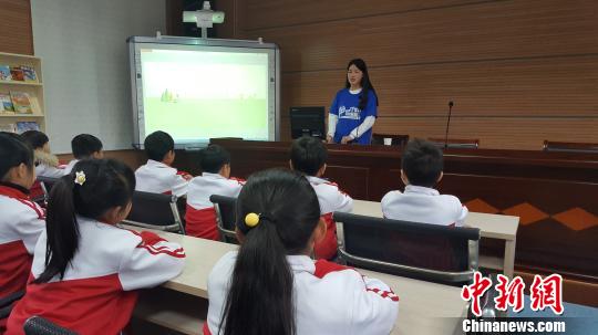 學生在浦江第一小學進行水知識普及授課。　倪杭董　攝