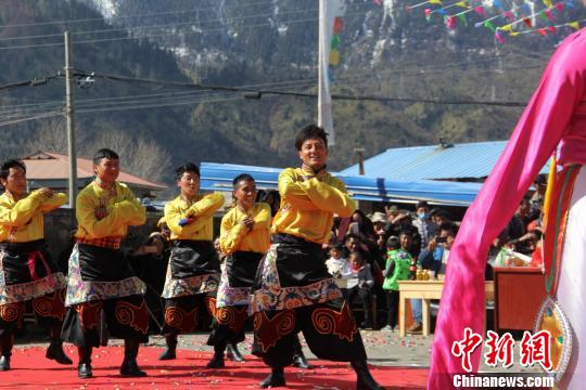 圖為27日，西藏林芝市巴宜區八一鎮杰布才村村民載歌載舞，歡慶西藏百萬農奴解放58周年紀念日。　劉蔭 攝