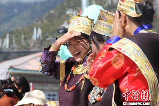 圖為27日，西藏林芝市巴宜區八一鎮杰布才村村民觀看本村為紀念西藏百萬農奴解放58周年舉行的表演。　劉蔭 攝