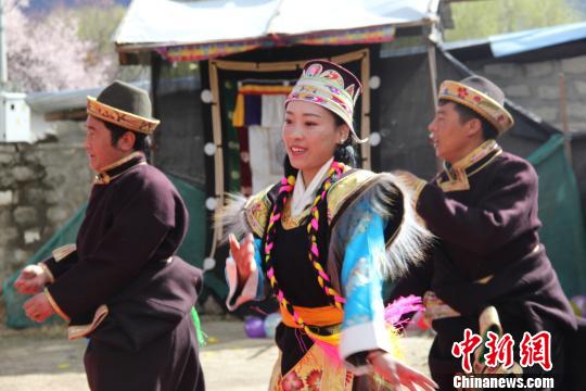 圖為27日，西藏林芝市巴宜區八一鎮杰布才村村民載歌載舞，歡慶西藏百萬農奴解放58周年紀念日。　劉蔭 攝