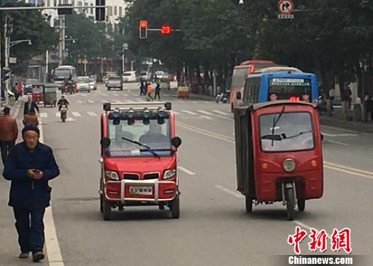 營山縣城滿街跑的的電動三四輪車?！⒅铱?攝