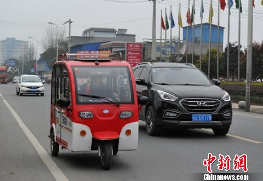 一位老者駕駛電動三輪車行駛在省道103線公路眉山段。　劉忠俊 攝