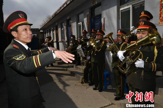 45歲的楊學軍是樂隊的創始人，他每天下午都要帶領隊員排練歌曲。樂器種類從最初的兩三種擴展到電子琴、小號、大號、中號、薩克斯、架子鼓、大鼓、小鼓等十余種。　韋亮 攝