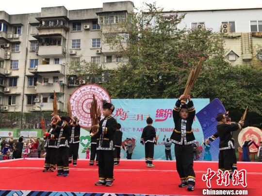 圖為小學生們身著壯族服飾表演節目。鐘建珊 攝