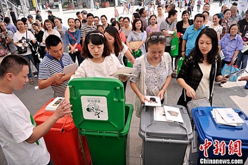 資料圖：圖為市民排隊(duì)參與“丟垃圾”游戲，培養(yǎng)垃圾分類(lèi)意識(shí)。鐘欣 攝