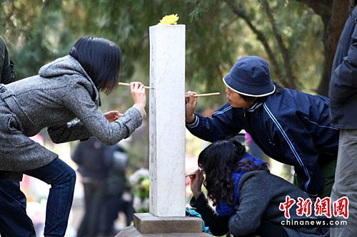 圖為眾多民眾來到陵園為親人祭掃。<a target='_blank' href='http://www.chinanews.com/'>中新社</a>發(fā) 富田 攝