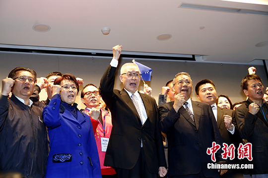 資料圖：1月9日，臺灣當局前副領導人、中國國民黨前副主席吳敦義（中）在臺北召開記者會，宣布參選中國國民黨主席。<a target='_blank' href='http://www.chinanews.com/'>中新社</a>記者 陳小愿 攝