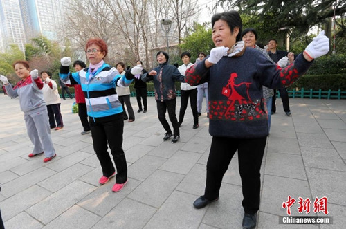 對高齡退休人員、艱苦邊遠(yuǎn)地區(qū)企業(yè)退休人員，可適當(dāng)提高調(diào)整水平。(資料圖)<a target='_blank' href='http://www.chinanews.com/'>中新社</a>發(fā) 張馳 攝